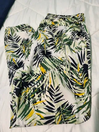 Pantalón Stradivarius estampado hojas