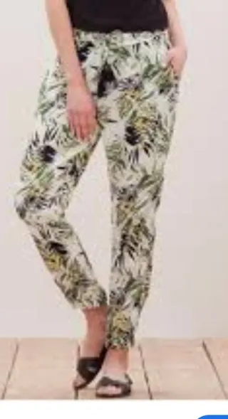 Pantalón Stradivarius estampado hojas