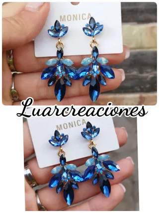 Pendientes largos azules y dorados.