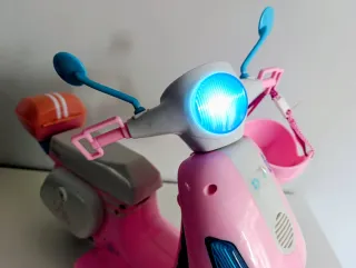 Nancy con su moto rosa y accesorios