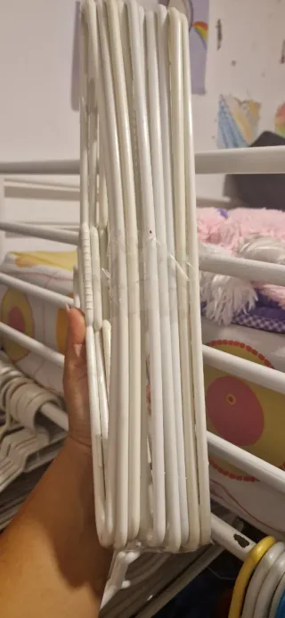 50 Perchas Plástico Blancas armario infantil + 10