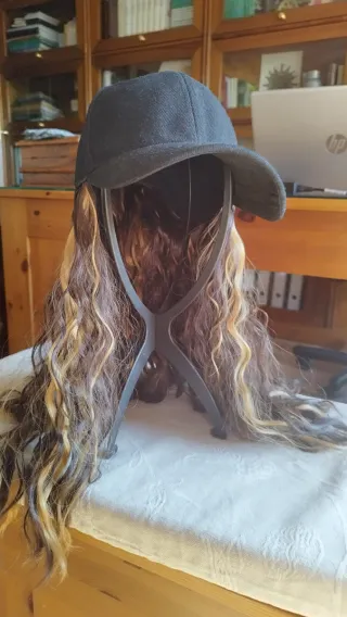 Peluca con gorra negra ondulada
