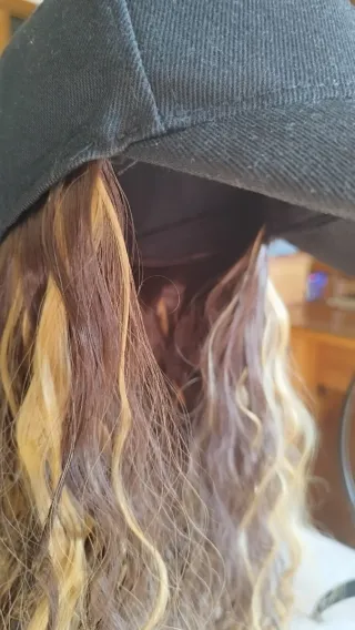 Peluca con gorra negra ondulada