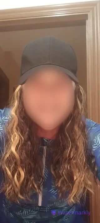 Peluca con gorra negra ondulada