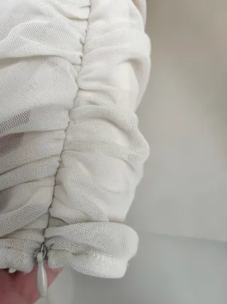 Camisa Bershka beige con etiqueta