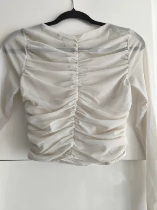 Camisa Bershka beige con etiqueta