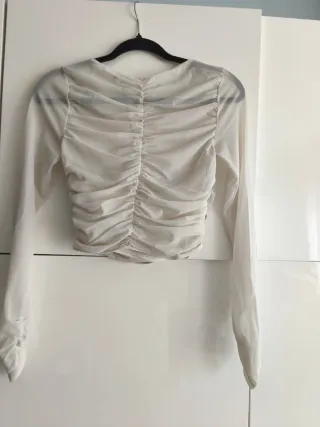 Camisa Bershka beige con etiqueta