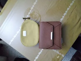 Bolsos marrones y amarillos