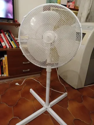 Ventilatore bianco a piantana