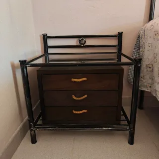 Cama de forja con mesitas de noche