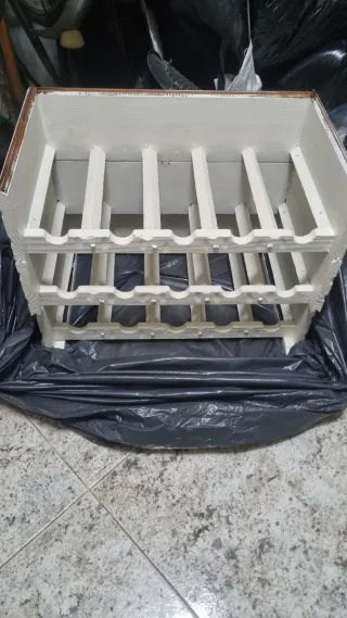 Botellero de madera blanco y marrón