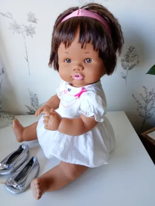 Muñeca Nenuco con vestido blanco