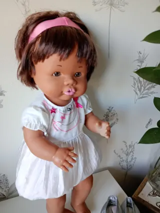 Muñeca Nenuco con vestido blanco