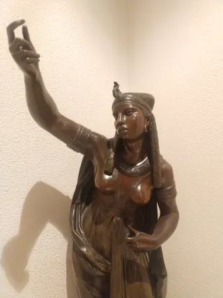 Figura de bronce estilo egipcio