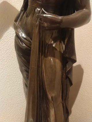 Figura de bronce estilo egipcio