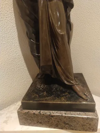 Figura de bronce estilo egipcio