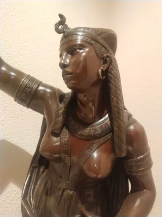 Figura de bronce estilo egipcio