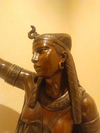 Figura de bronce estilo egipcio