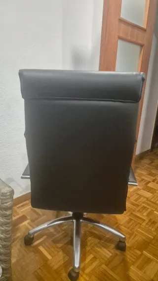 Silla de Oficina Negra y Plateada