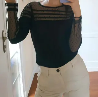 Blusa negra con transparencias y lunares