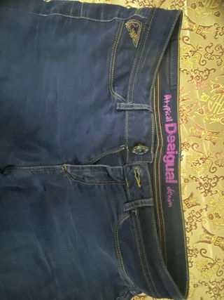 Vaqueros Desigual con Botones Intercambiables