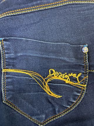 Vaqueros Desigual con Botones Intercambiables