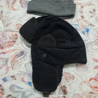 Zainetto e 2 cappellini