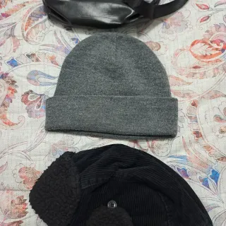 Zainetto e 2 cappellini