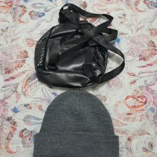 Zainetto e 2 cappellini