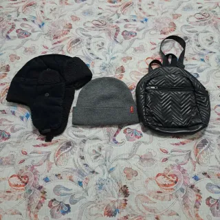 Zainetto e 2 cappellini