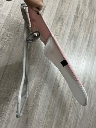 Hamaca bebé rosa con arco de juegos