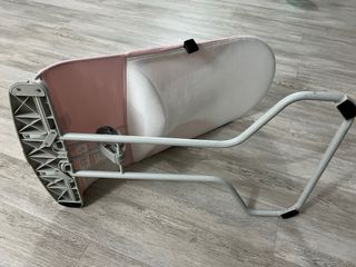 Hamaca bebé rosa con arco de juegos