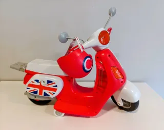 Nancy y su moto roja