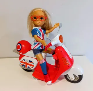 Nancy y su moto roja