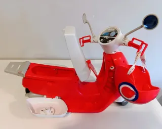 Nancy y su moto roja