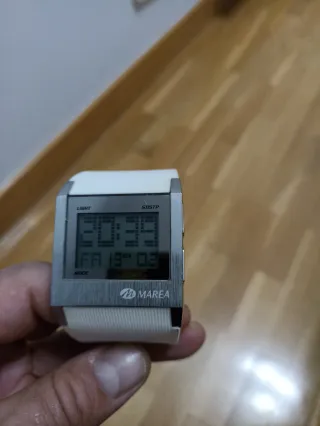 Reloj Marea Plata y Blanco