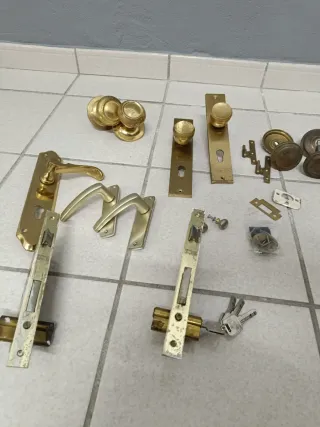 Lotes de cerraduras y pomos de latón