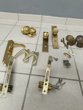 Lotes de cerraduras y pomos de latón