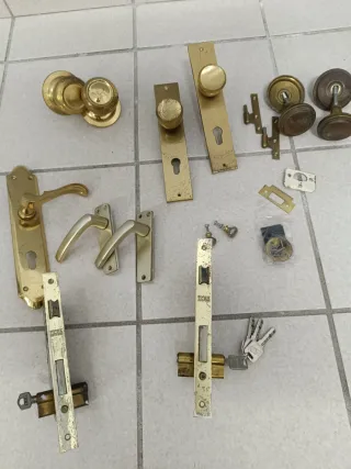 Lotes de cerraduras y pomos de latón