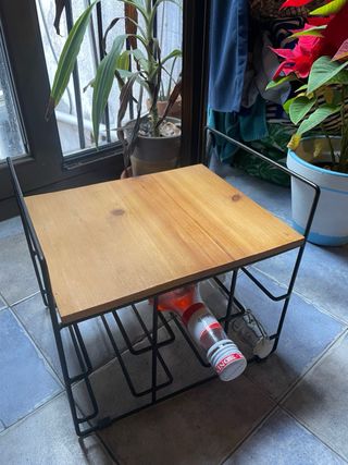 Botellero metálico con tapa de madera