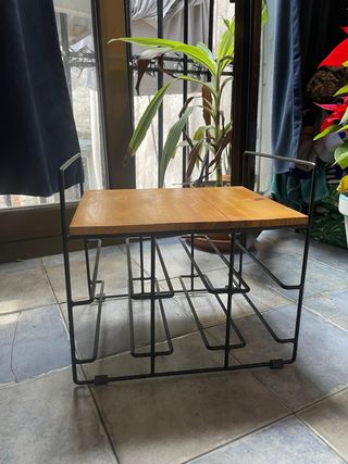 Botellero metálico con tapa de madera