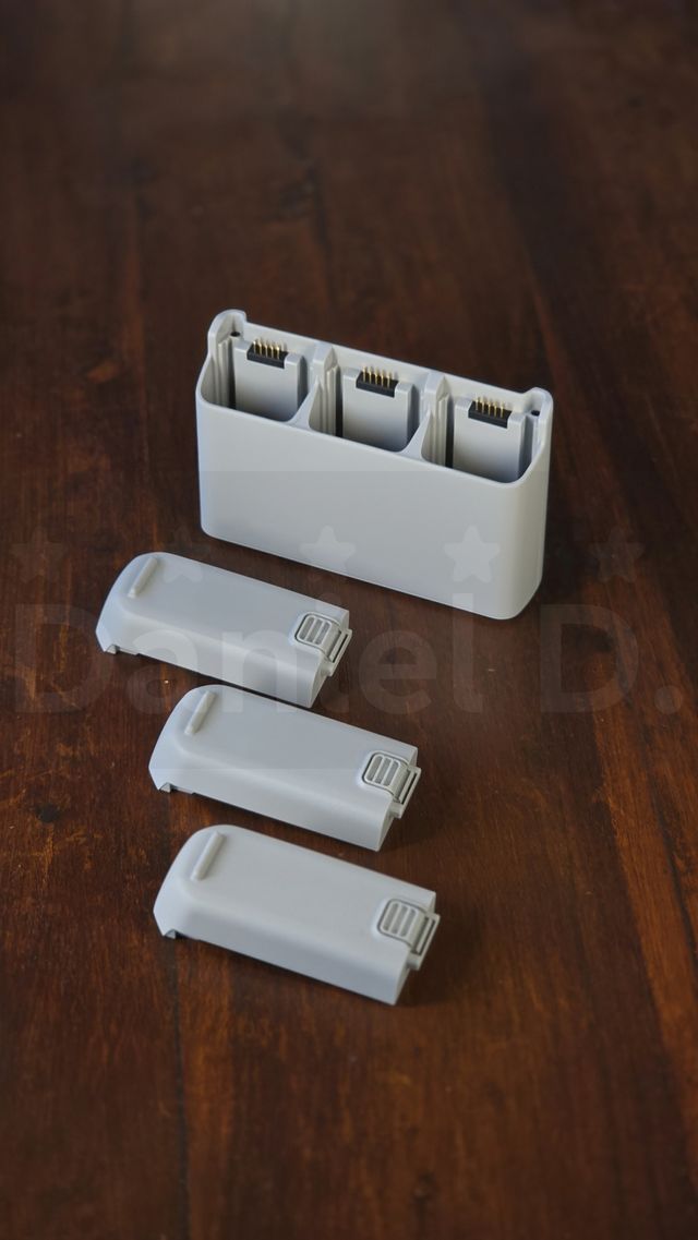 3 Baterías DJI Neo + Hub de carga