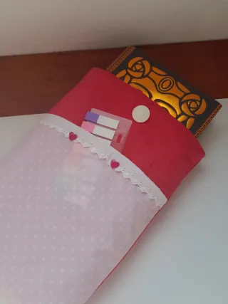 Funda de libro rosa y blanca