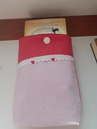 Funda de libro rosa y blanca