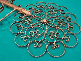 Perchero decorativo dorado estilo llave