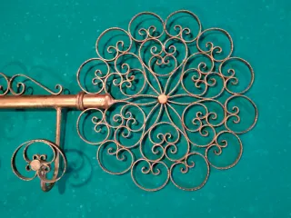 Perchero decorativo dorado estilo llave