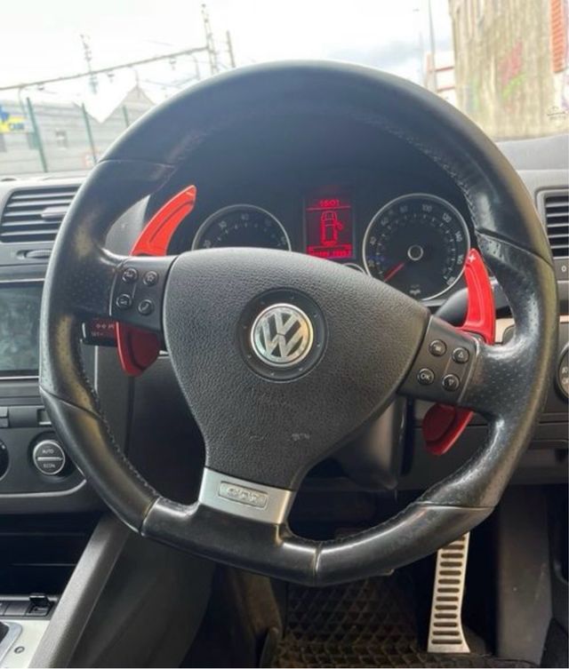 Volante Golf 5 GTI y panel puerta negro