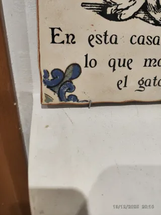 Baldosa cerámica decorada El gato manda