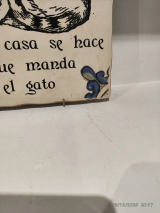 Baldosa cerámica decorada El gato manda