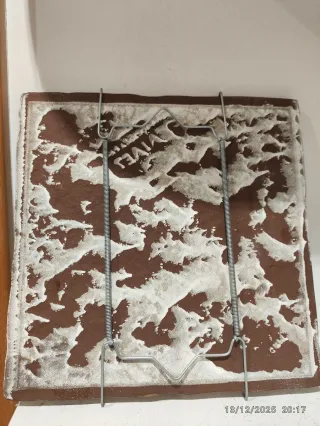 Baldosa cerámica decorada El gato manda